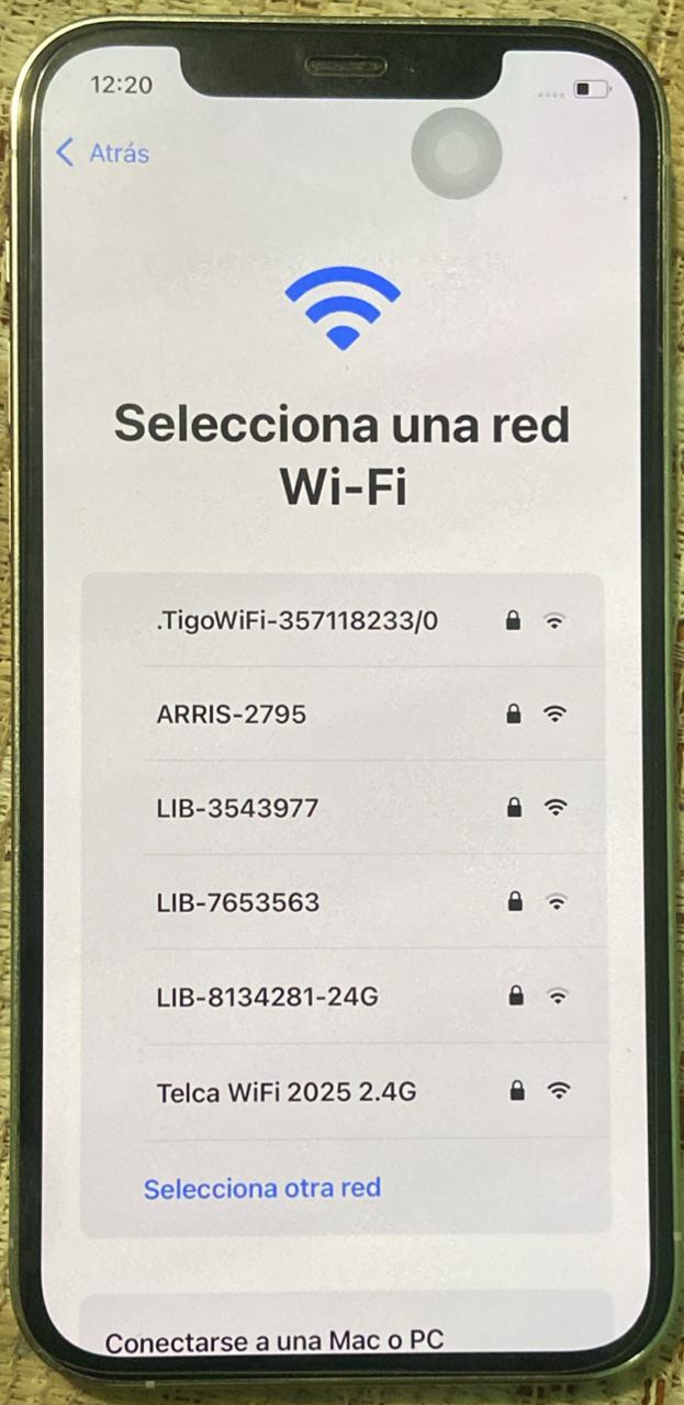 Pantalla de Hola del iPhone con lista de redes Wi-Fi