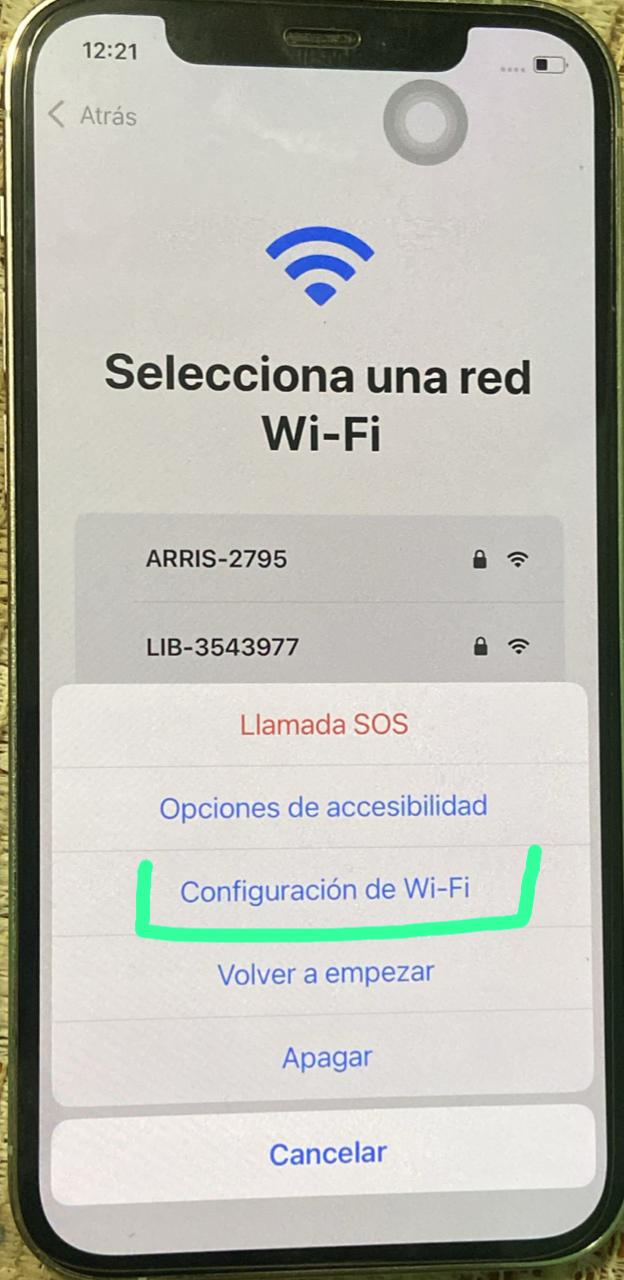 Pantalla de selección de Wi-Fi con el icono 'i' resaltado
