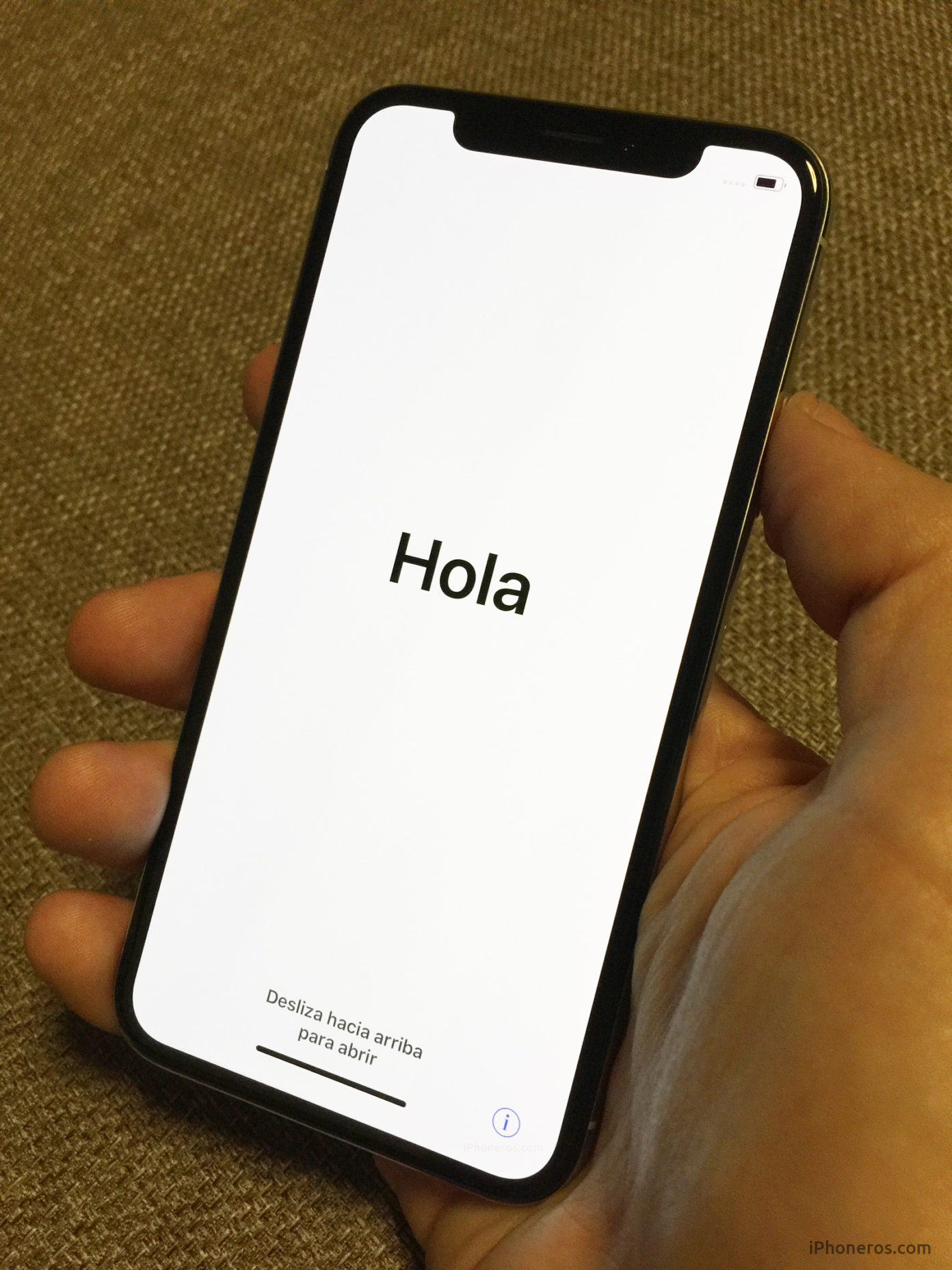 Pantalla de Hola del iPhone con lista de redes Wi-Fi